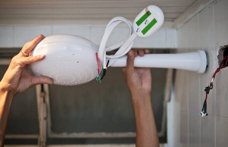 Instalação de chuveiro elétrico novo realizada por profissional