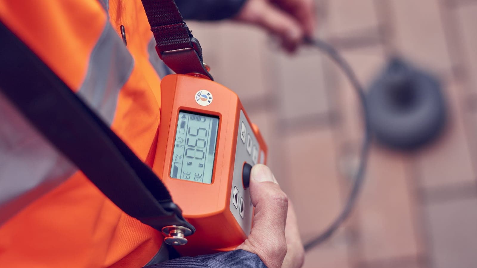 Técnico da Hidroservice localizando vazamento oculto com geofone eletrônico